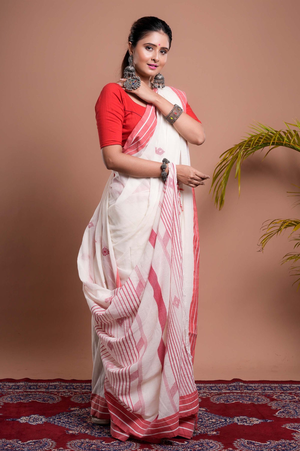 White and Red Mul Cotton Handloom Saree